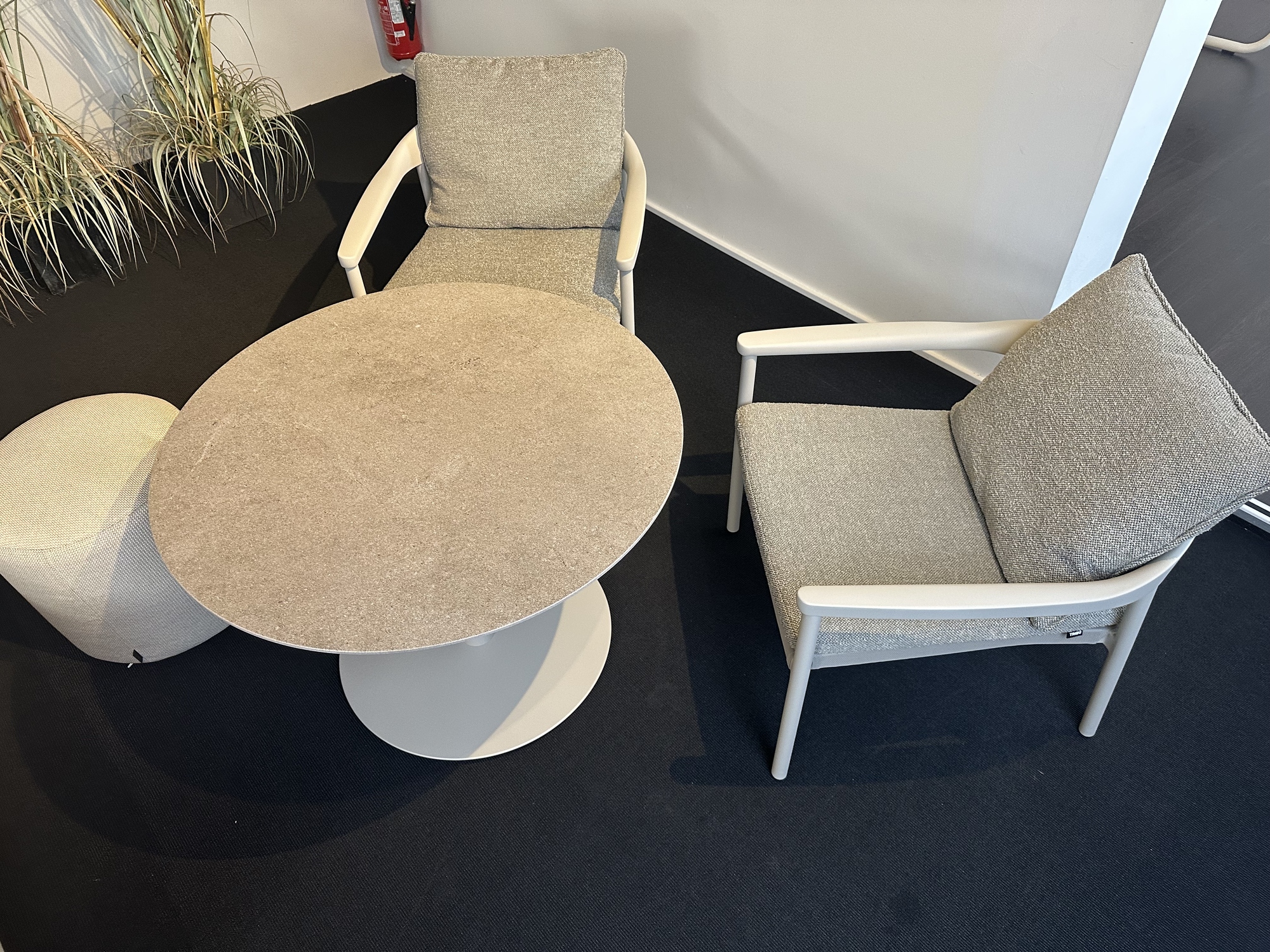 Tribu-low dining T-table met 2 lounge armstoelen