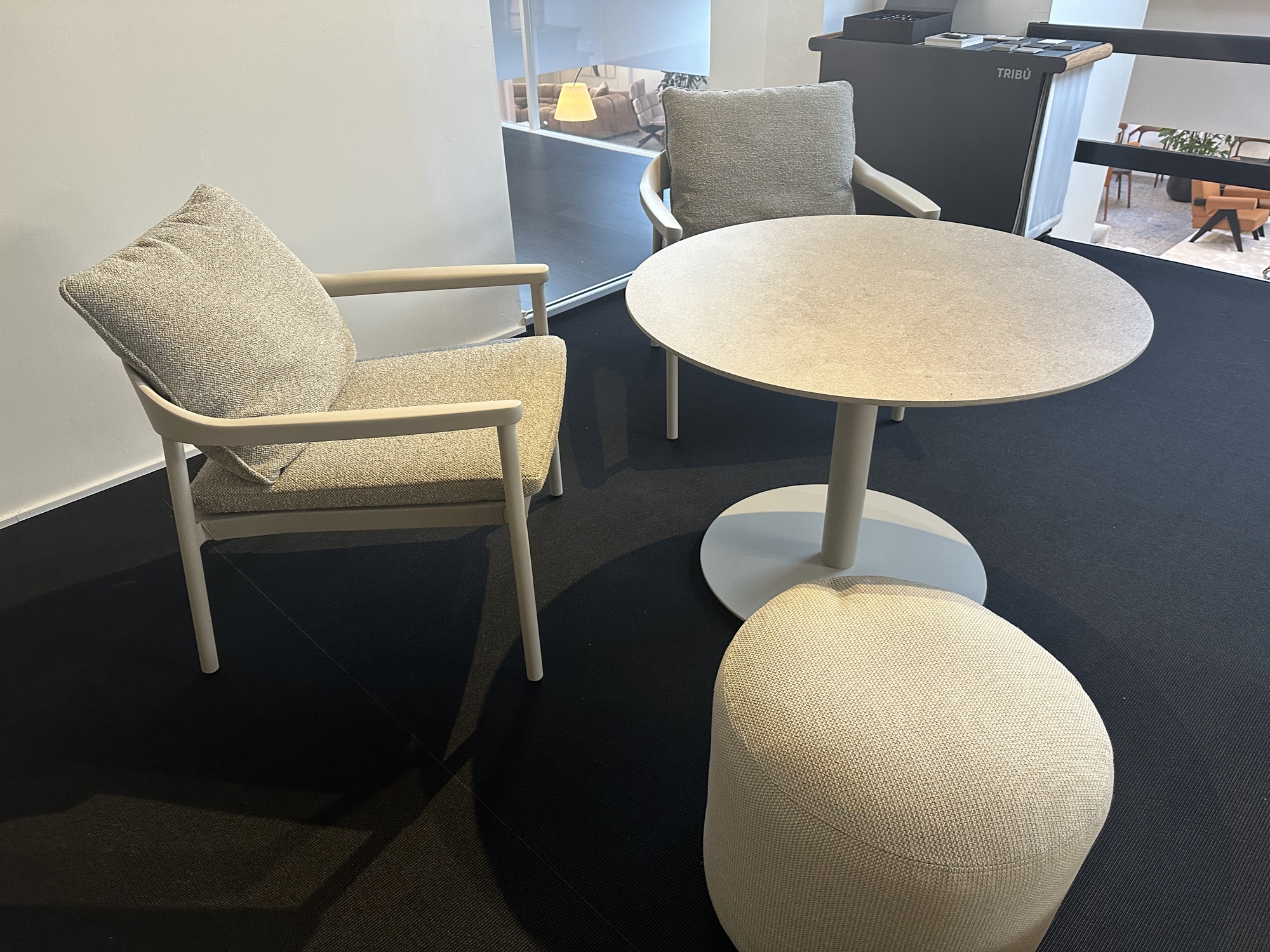 Tribu-low dining T-table met 2 lounge armstoelen