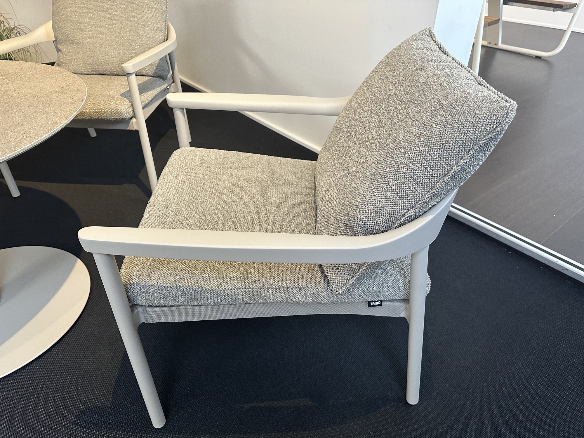 Tribu-low dining T-table met 2 lounge armstoelen