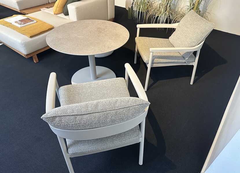 Tribu-low dining T-table met 2 lounge armstoelen - 50%