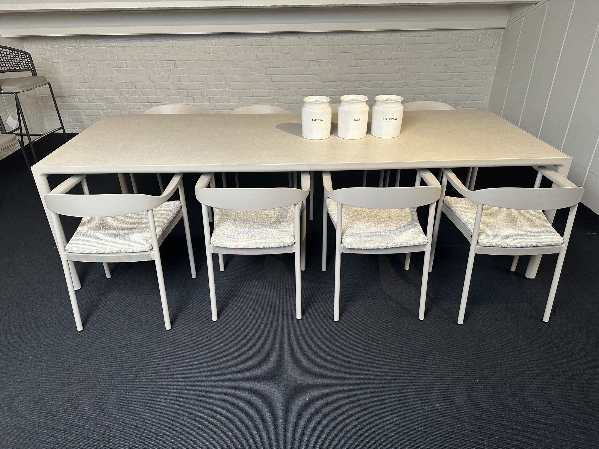 Tribu- tafel Illum keramiek met 8 stapelbare stoelen (267cmx100cm)