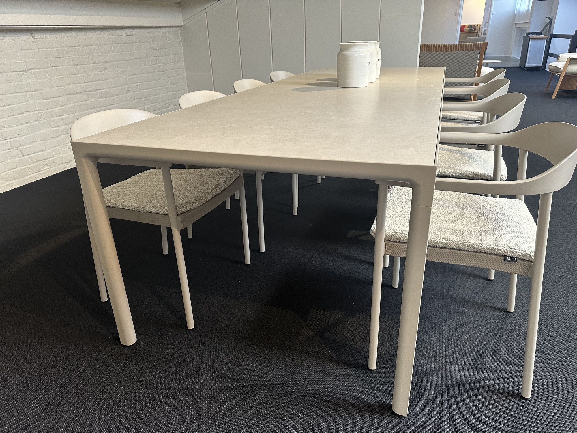 Tribu- tafel Illum keramiek met 8 stapelbare stoelen (267cmx100cm)
