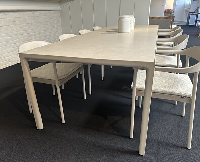 Tribu- tafel Illum keramiek met 8 stapelbare stoelen (267cmx100cm) - 40%