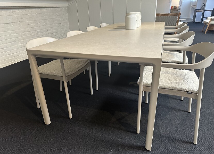 Tribu- tafel Illum keramiek met 8 stapelbare stoelen (267cmx100cm) -30%