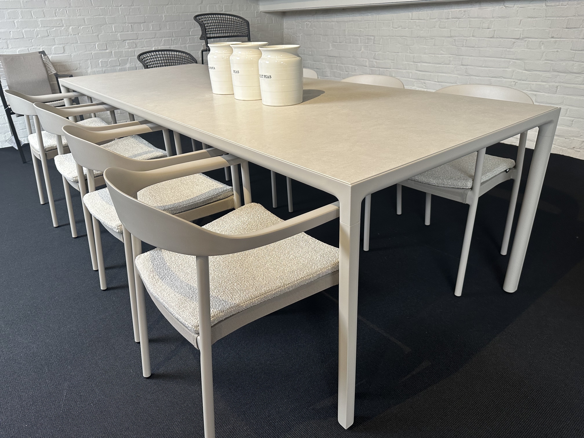 Tribu- tafel Illum keramiek met 8 stapelbare stoelen (267cmx100cm)