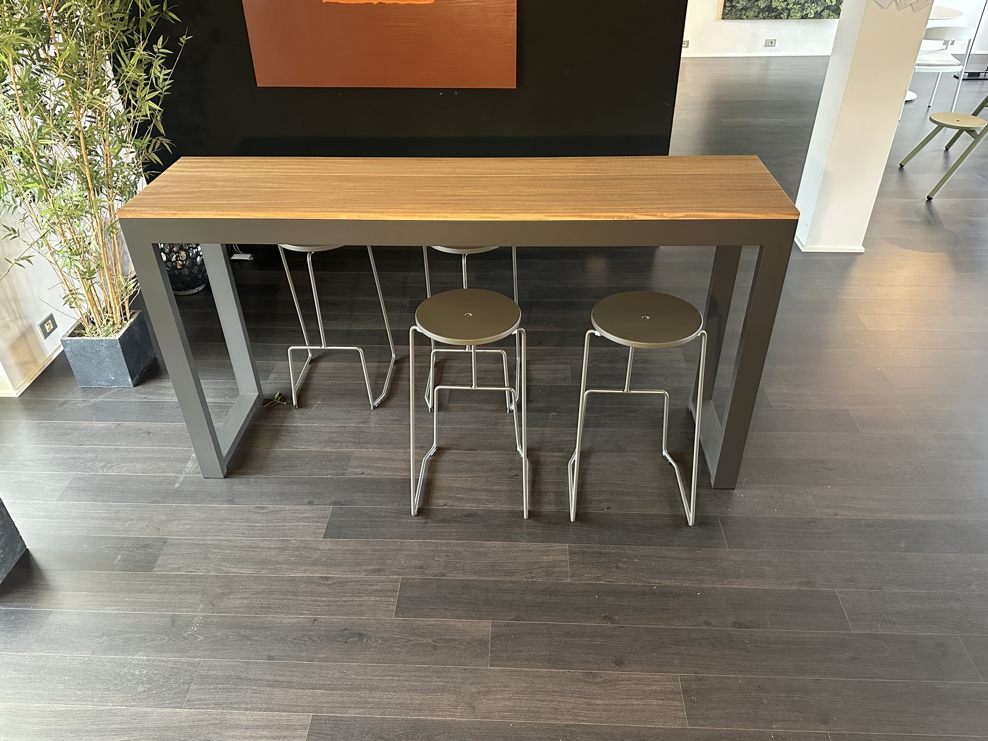 Bastalpe-Extremis-Bartafel Cubrick met 4 barkrukken Tiki