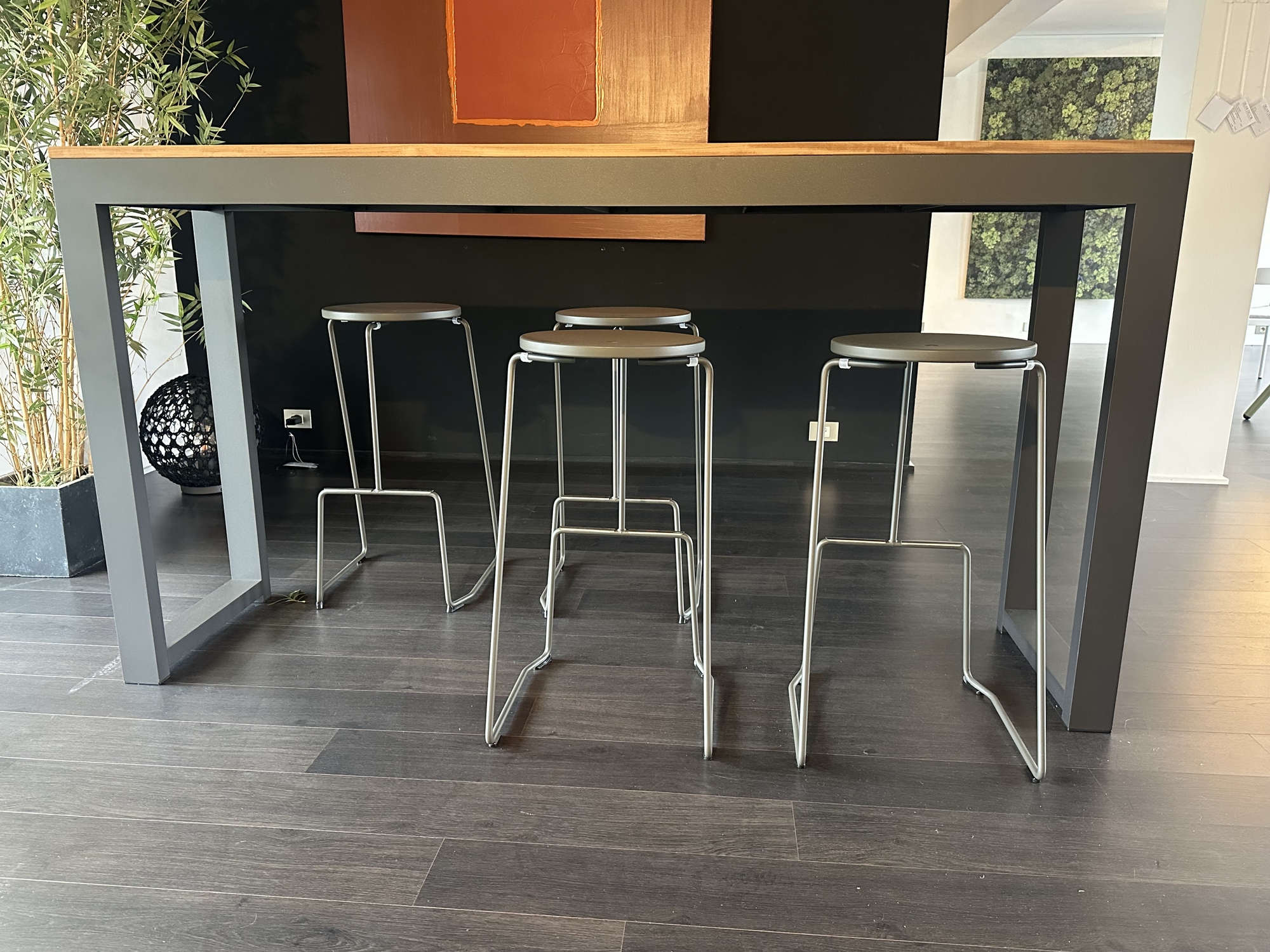 Bastalpe-Extremis-Bartafel Cubrick met 4 barkrukken Tiki