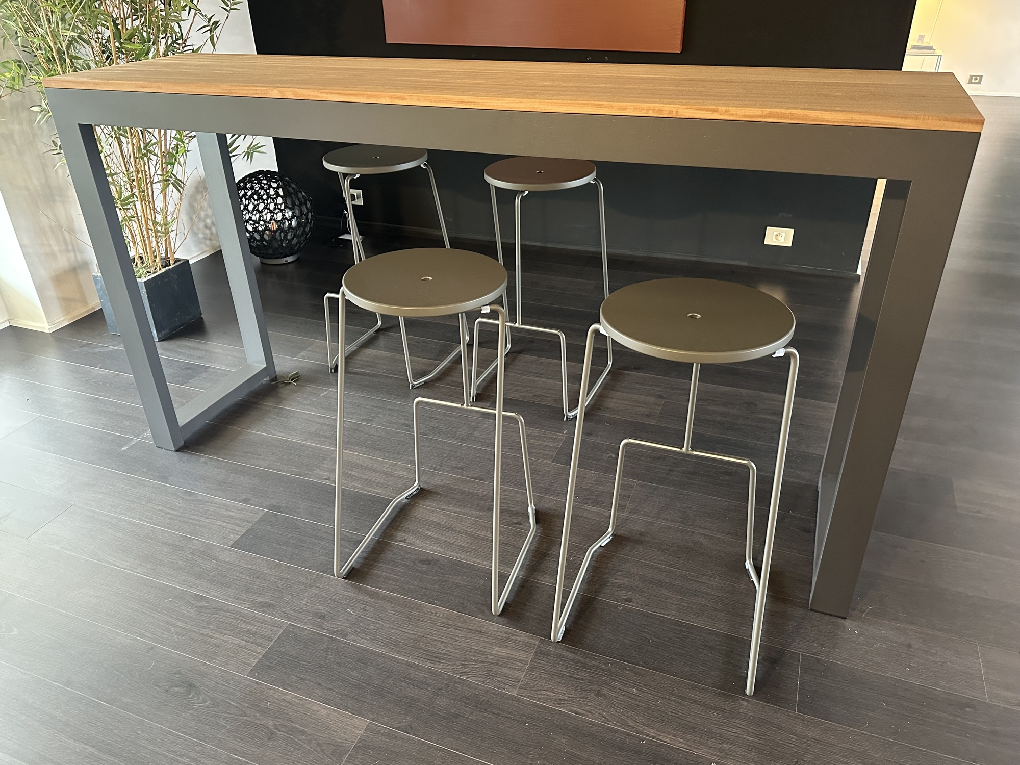 Bastalpe-Extremis-Bartafel Cubrick met 4 barkrukken Tiki