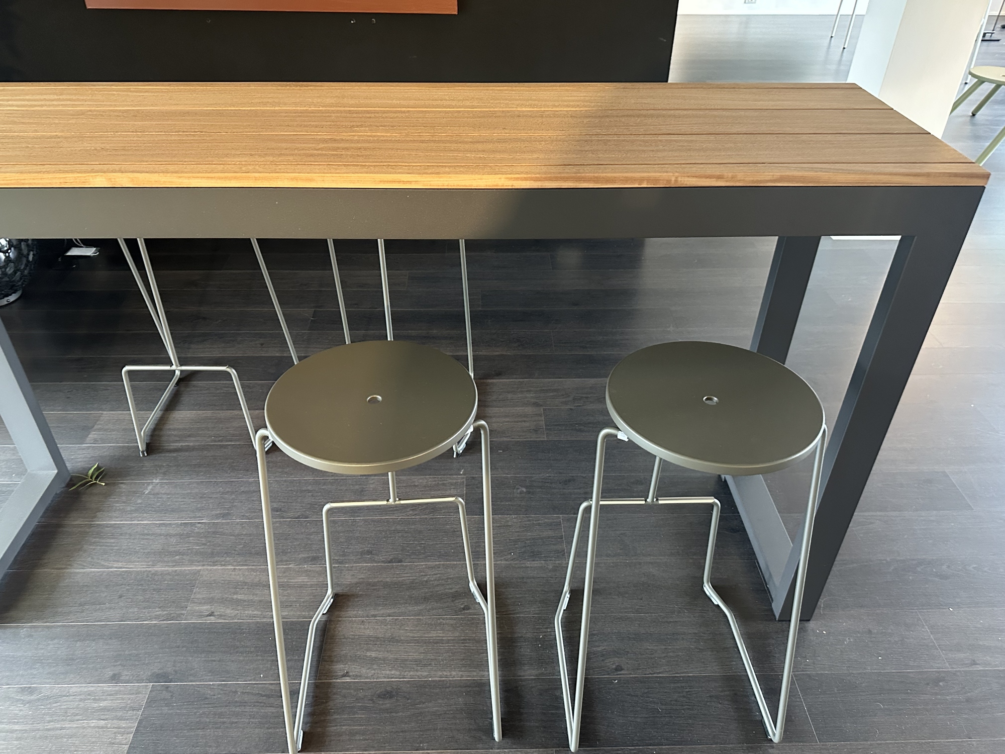 Bastalpe-Extremis-Bartafel Cubrick met 4 barkrukken Tiki