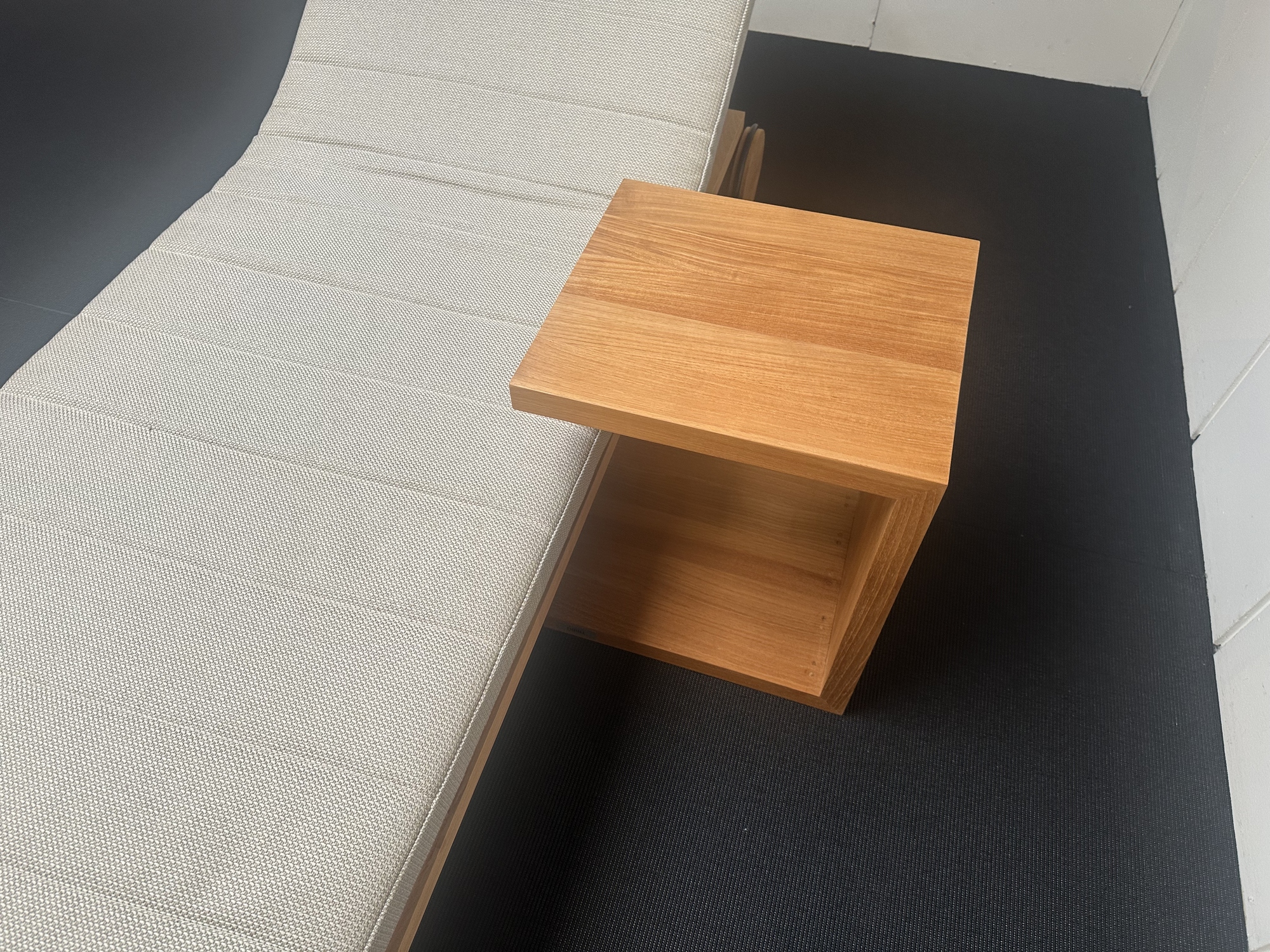 Tribu- verstelbaar ligbed Kos met bijzettafel