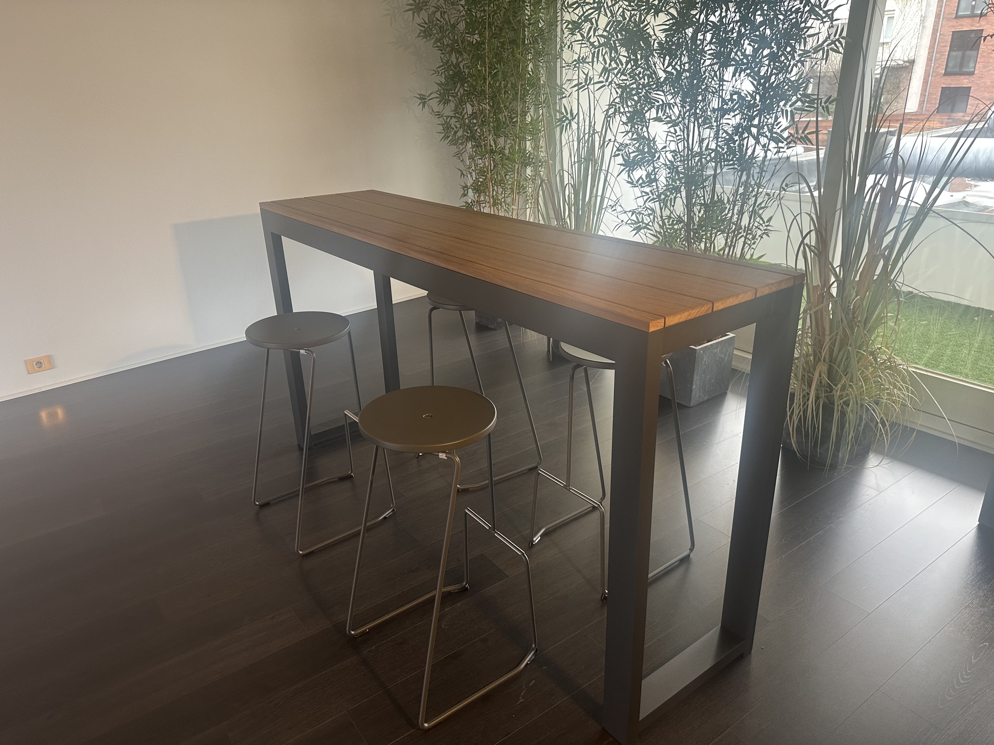 Bastalpe-Extremis-Bartafel Cubrick met 4 barkrukken Tiki