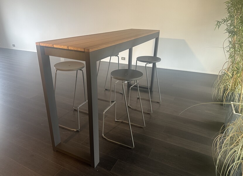 Bastalpe-Extremis-Bartafel Cubrick met 4 barkrukken Tiki - 50%