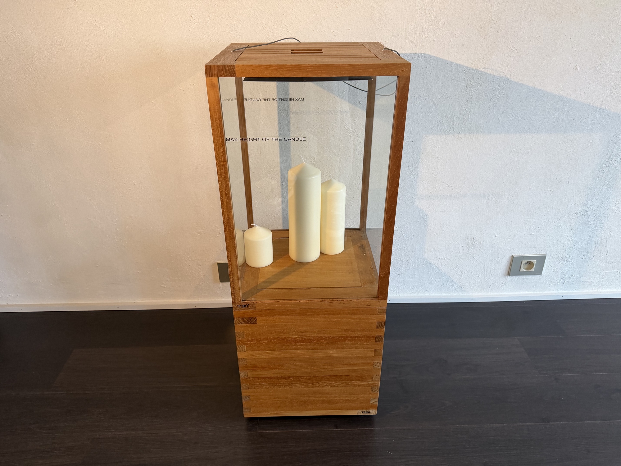 Tribu - lantaarn in teak met chemisch versterkt glas, op sokkel