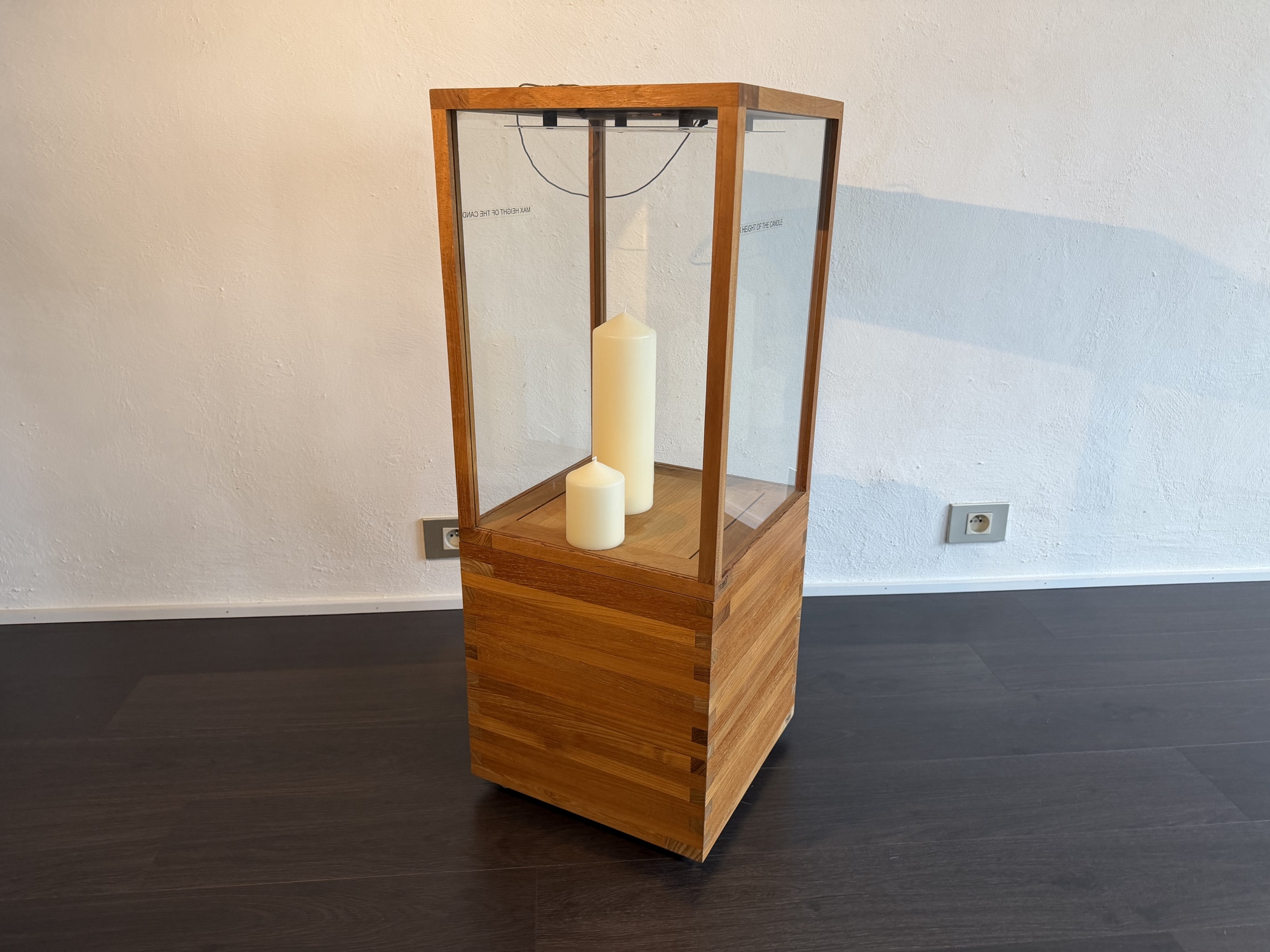 Tribu - lantaarn in teak met chemisch versterkt glas, op sokkel