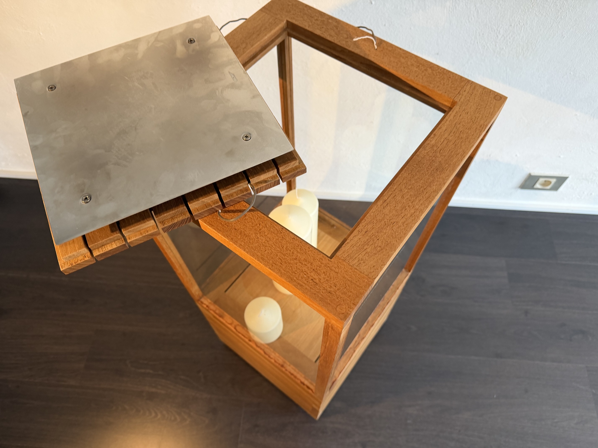 Tribu - lantaarn in teak met chemisch versterkt glas, op sokkel