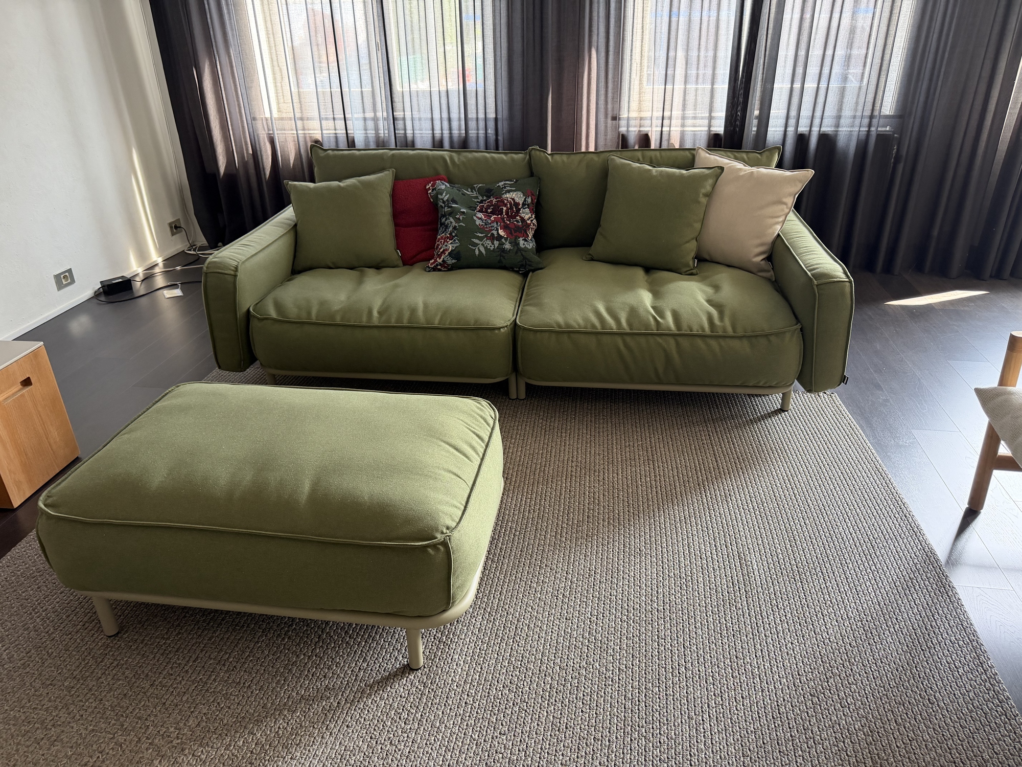 Wunder-The lounge zetel met poef in Sunbrella green