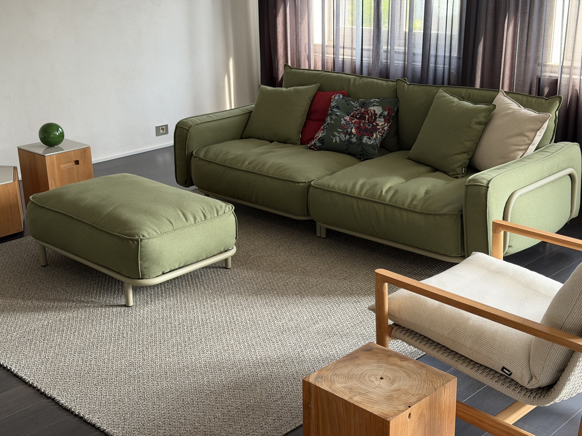 Wunder-The lounge zetel met poef in Sunbrella green