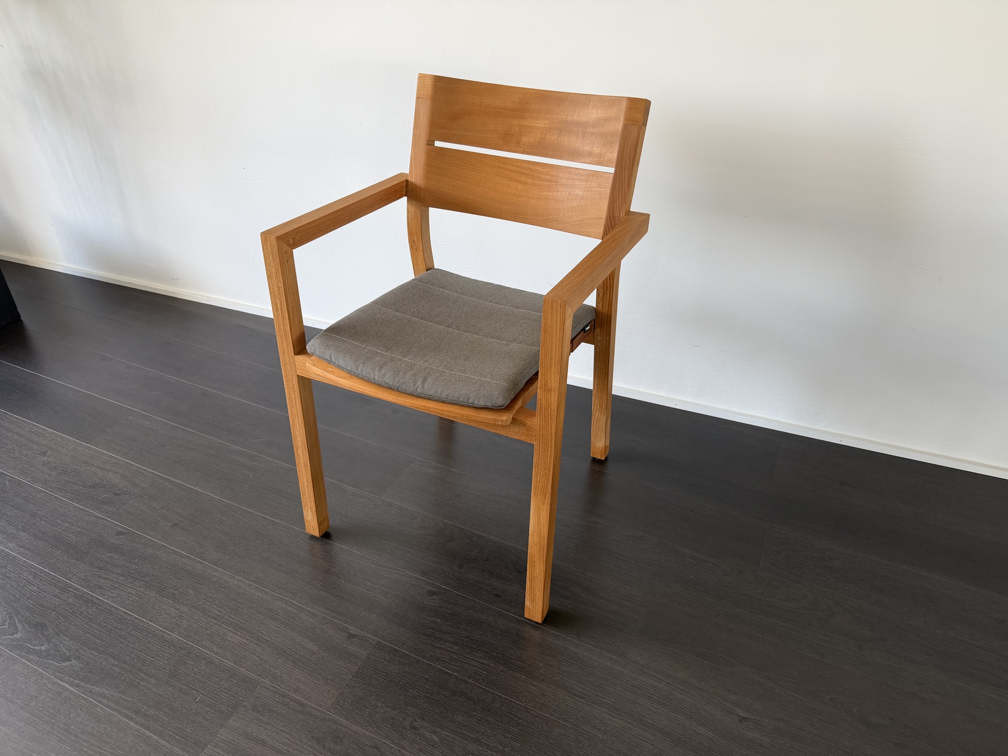 Tribu-Kos teak armstoel met zitkussen