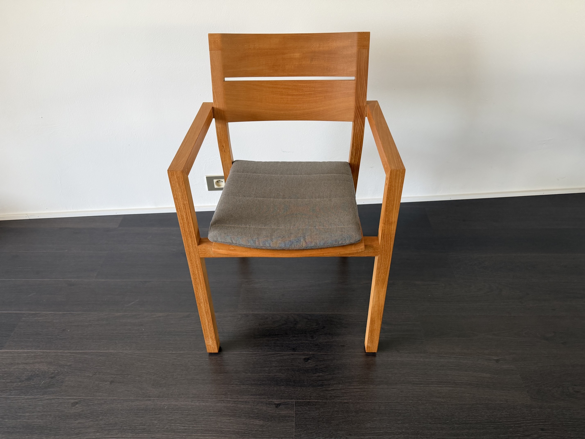 Tribu-Kos teak armstoel met zitkussen