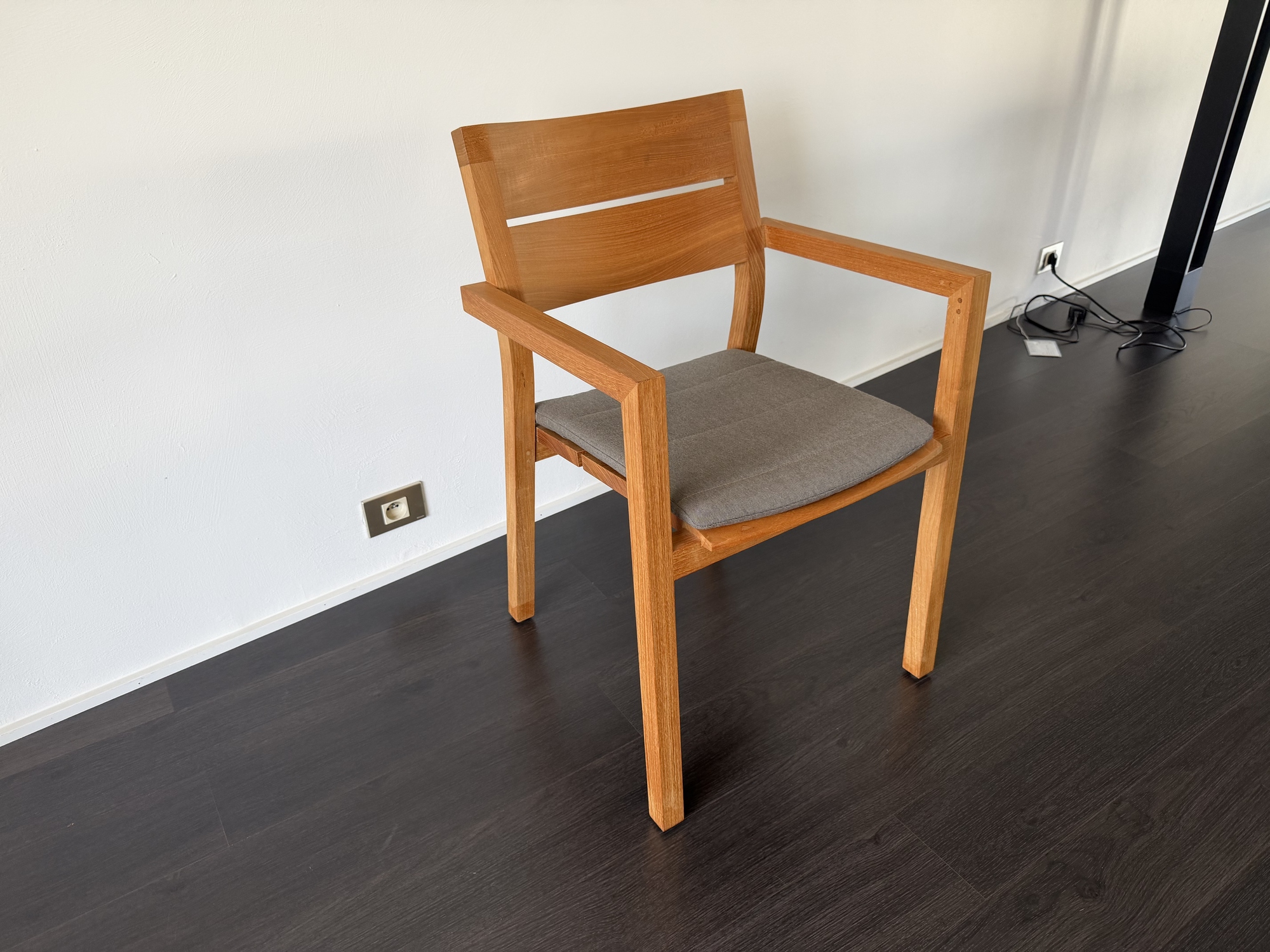 Tribu-Kos teak armstoel met zitkussen