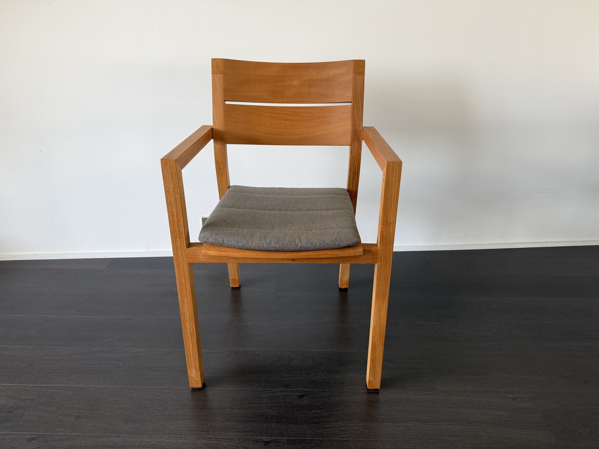 Tribu-Kos teak armstoel met zitkussen