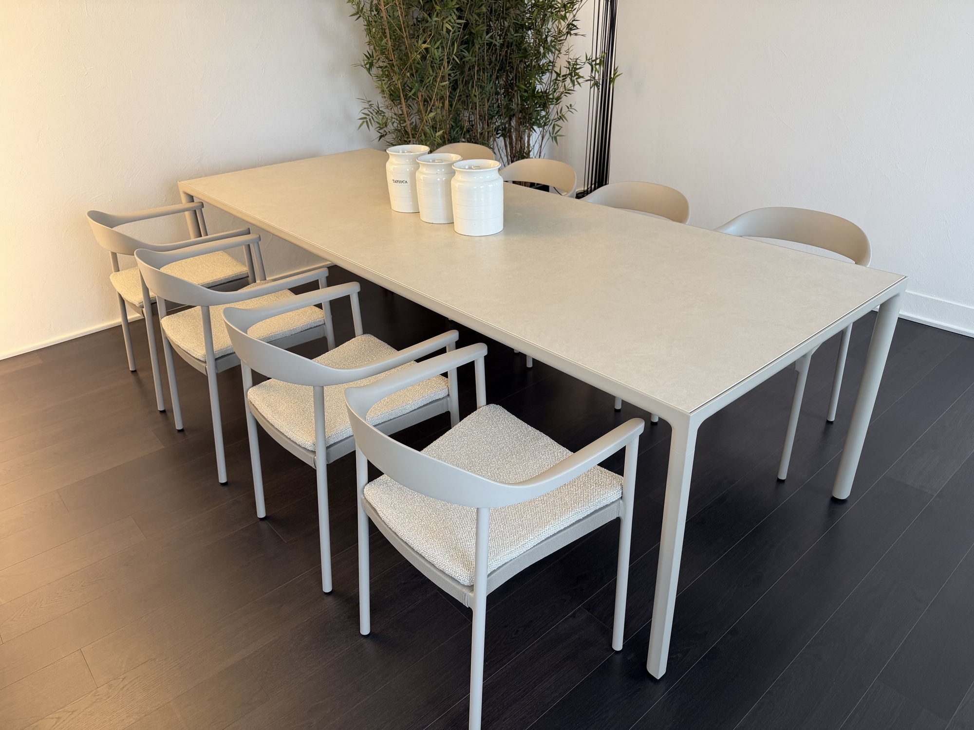 Tribu- tafel Illum keramiek met 8 stapelbare stoelen (267cmx100cm)