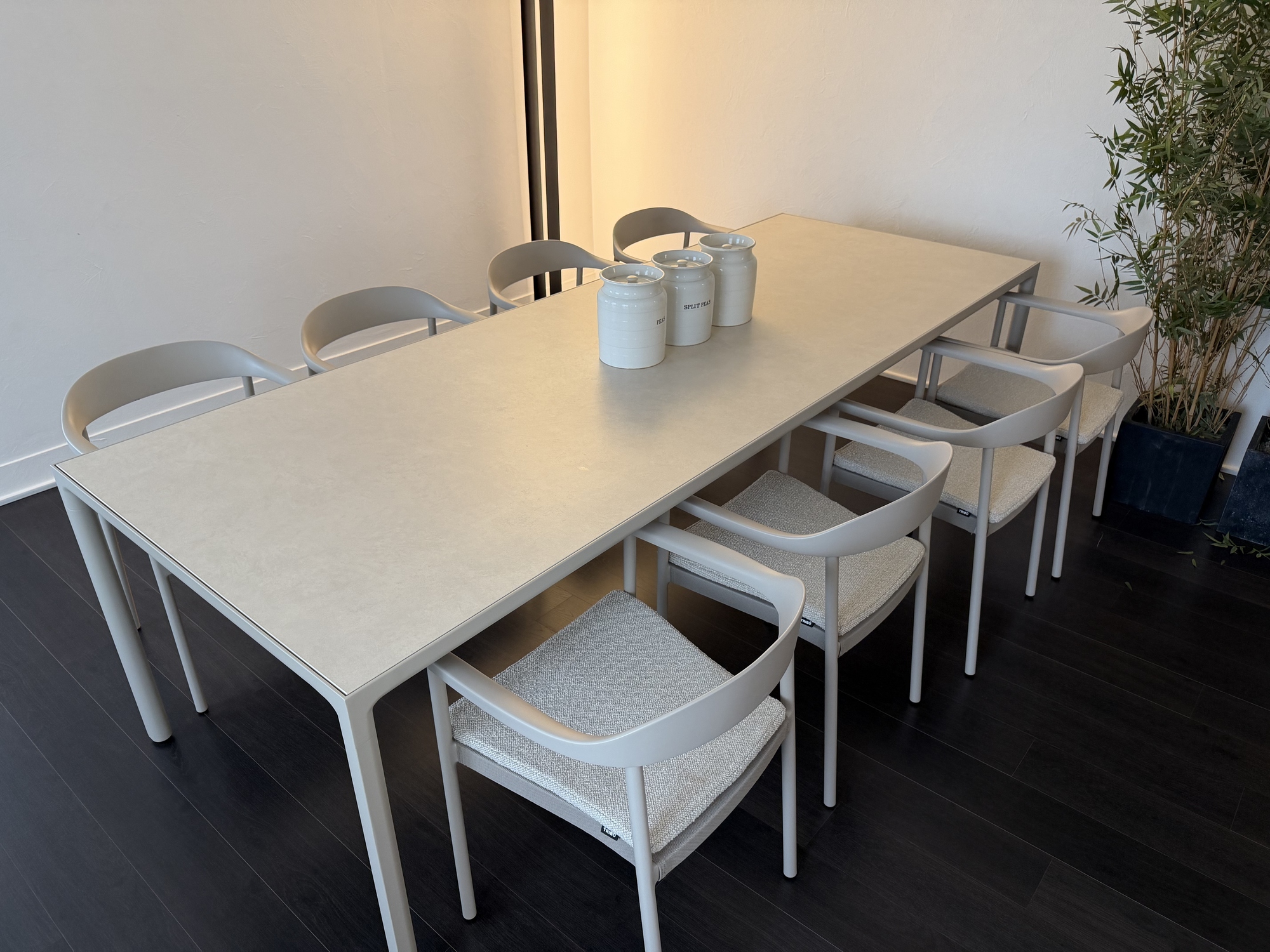 Tribu- tafel Illum keramiek met 8 stapelbare stoelen (267cmx100cm)