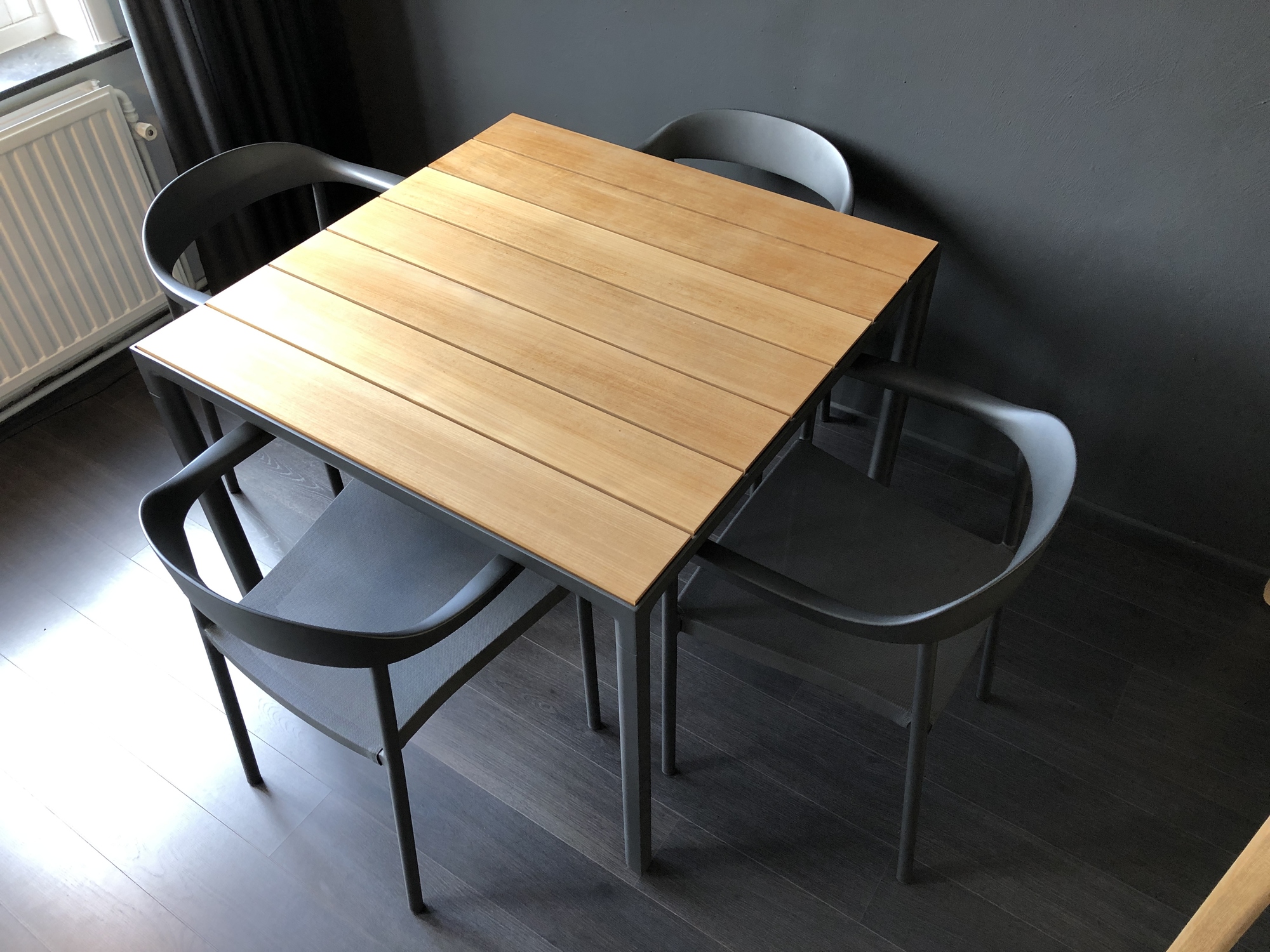 Tribu- Outdoor eettafel met 4 armstoelen Illum wengé