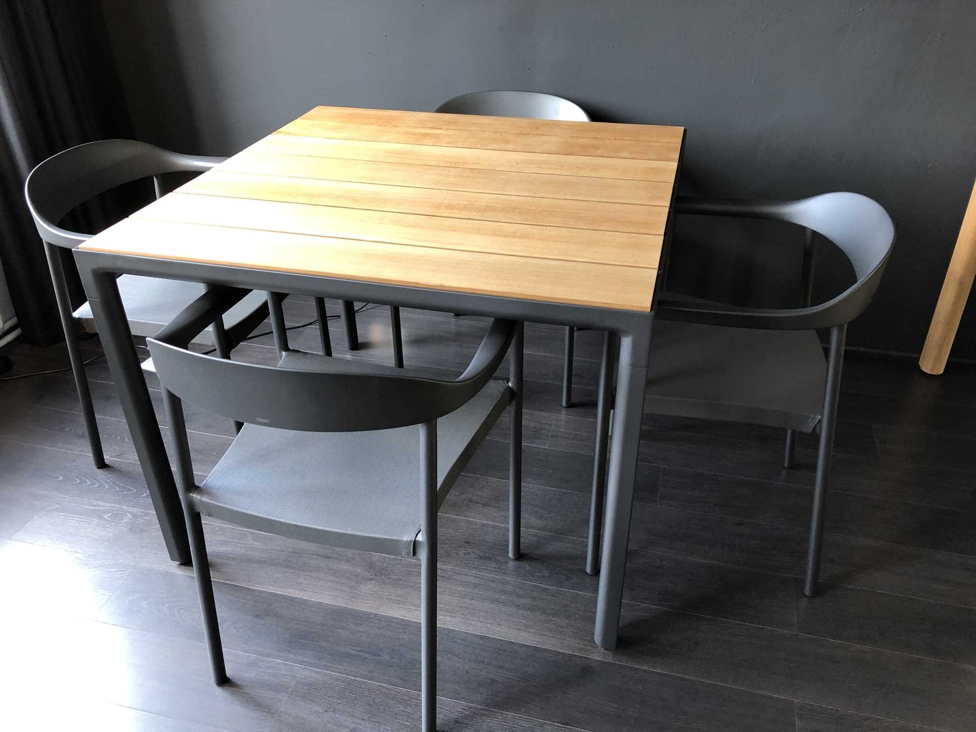 Tribu- Outdoor eettafel met 4 armstoelen Illum wengé