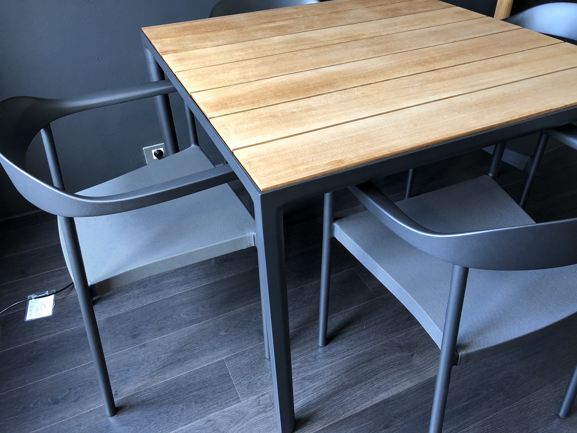 Tribu- Outdoor eettafel met 4 armstoelen Illum wengé