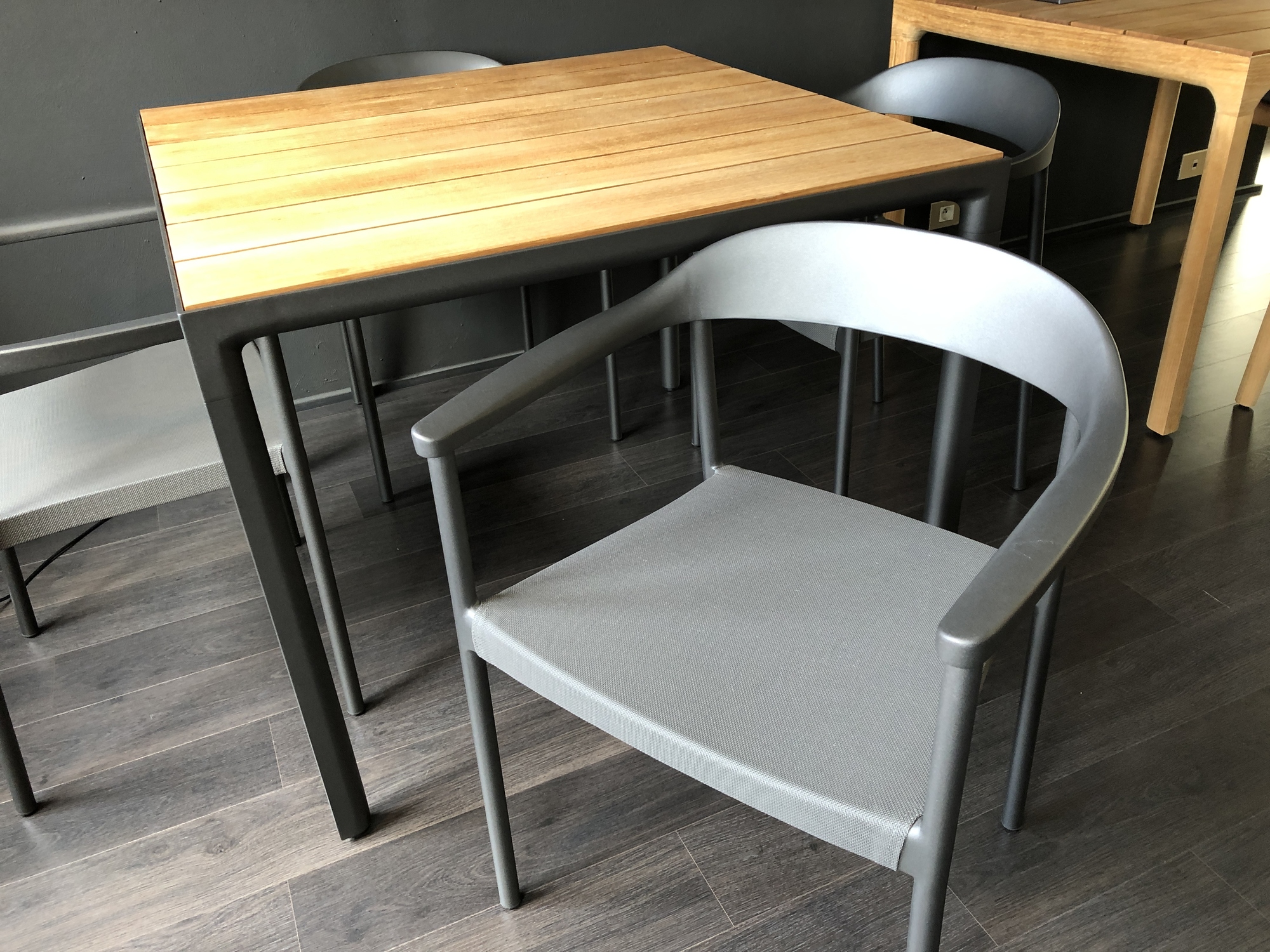 Tribu- Outdoor eettafel met 4 armstoelen Illum wengé