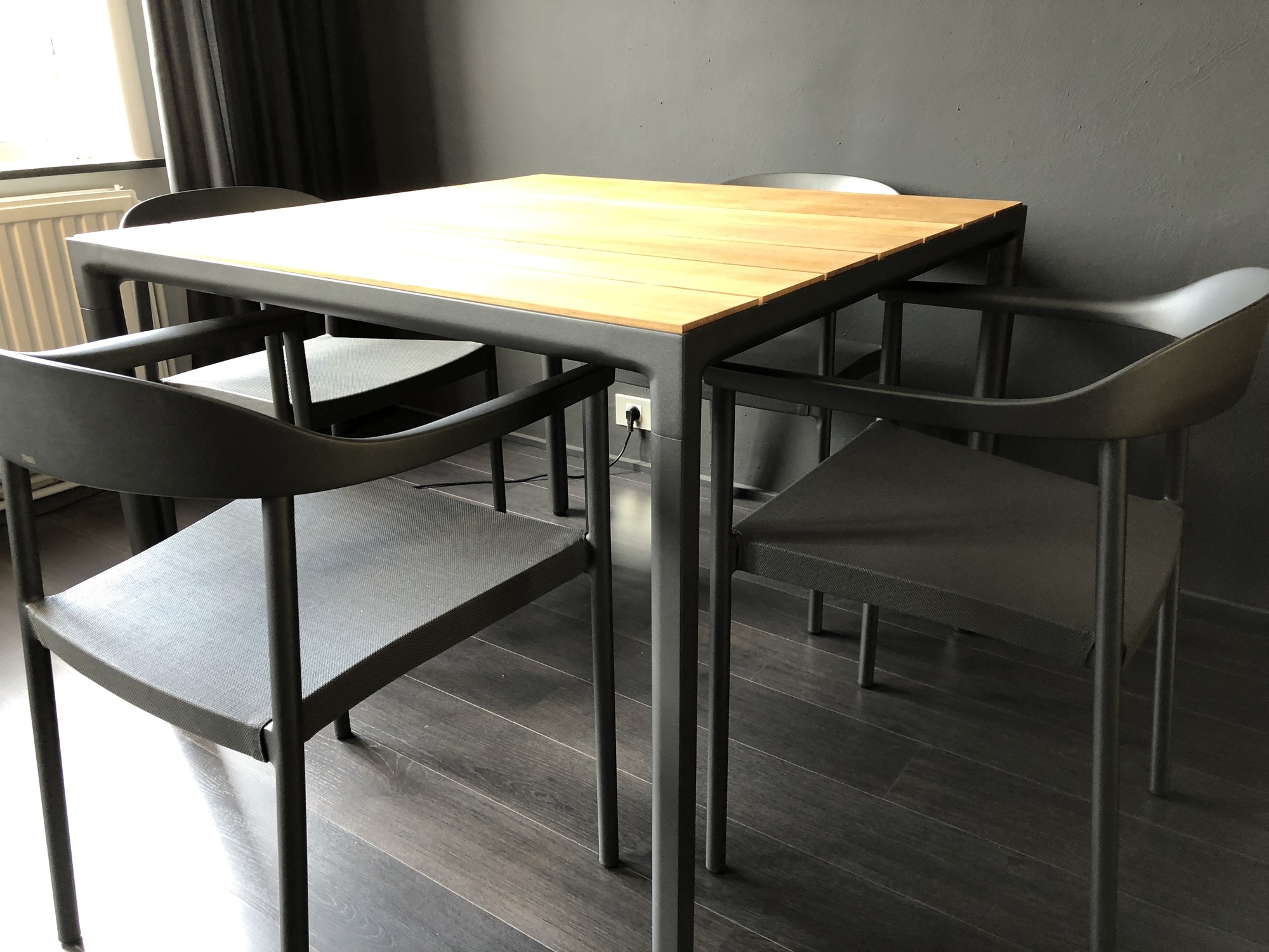 Tribu- Outdoor eettafel met 4 armstoelen Illum wengé