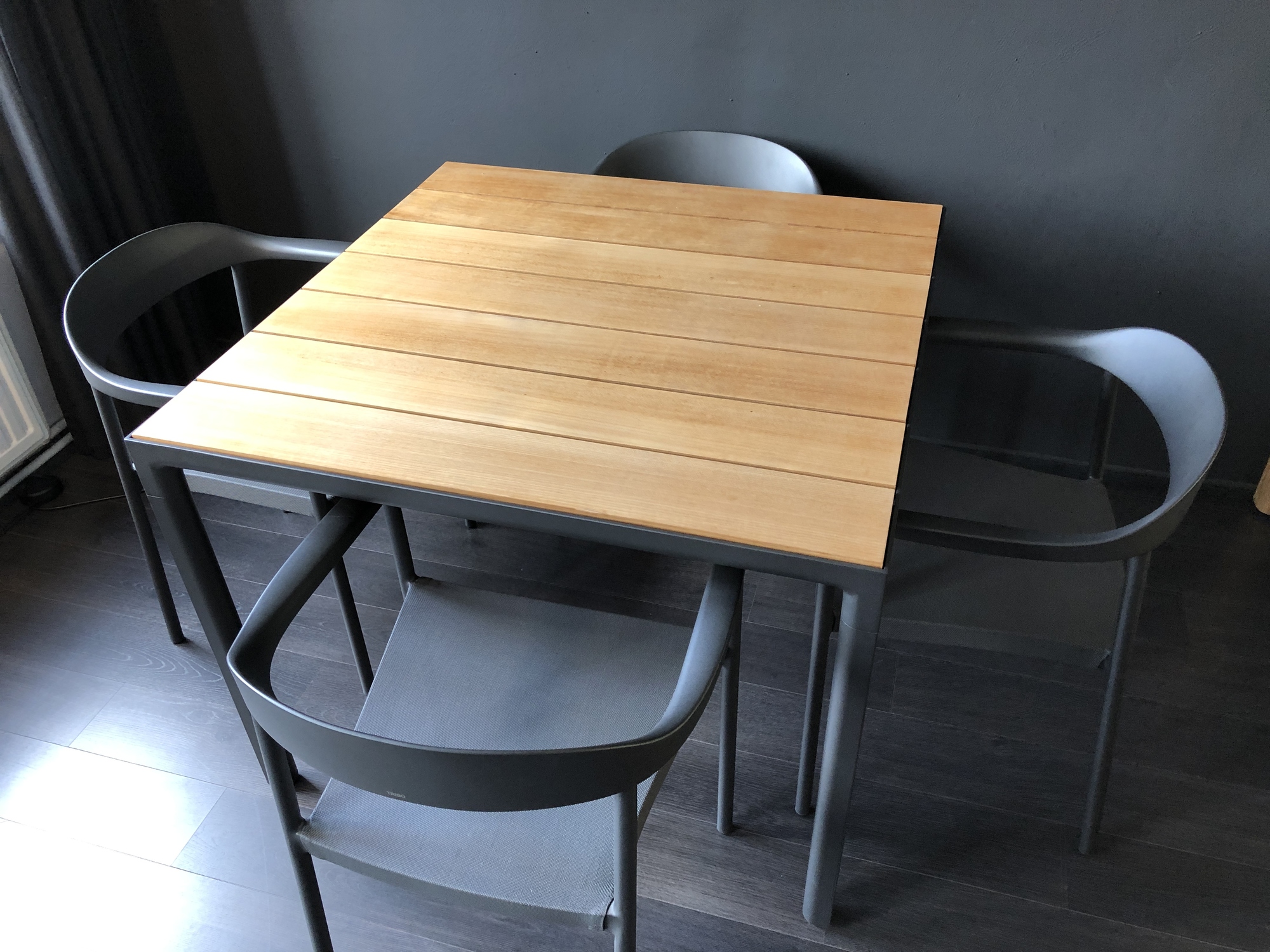 Tribu- Outdoor eettafel met 4 armstoelen Illum wengé