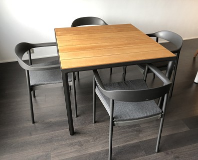 Tribu-vierkante tafel Illum met 4 armstoelen -25%