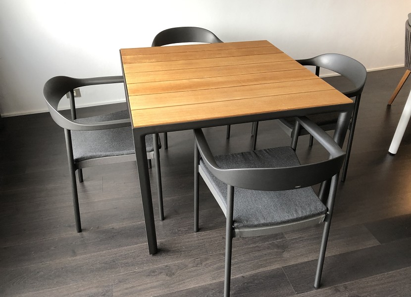 Tribu-vierkante tafel Illum met 4 armstoelen -25%