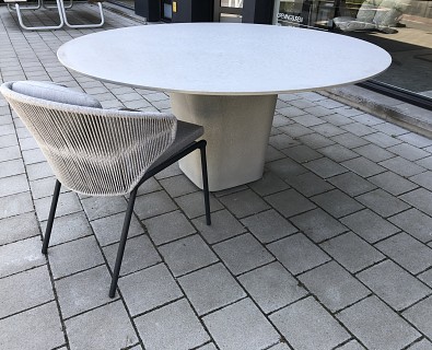 Tribu-ronde outdoortafel  Tao , in beton.