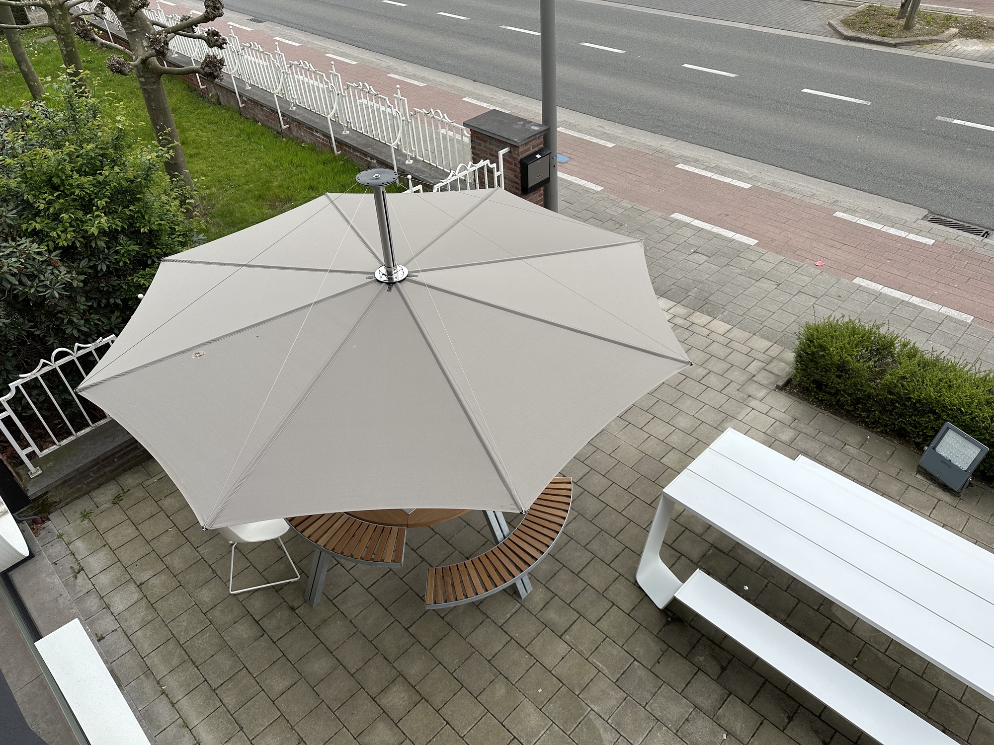 Extremis-Gargantua tafel met parasol Inumbra