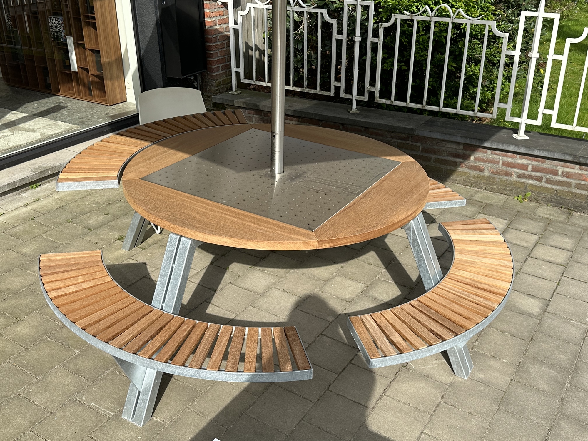 Extremis-Gargantua tafel met parasol Inumbra