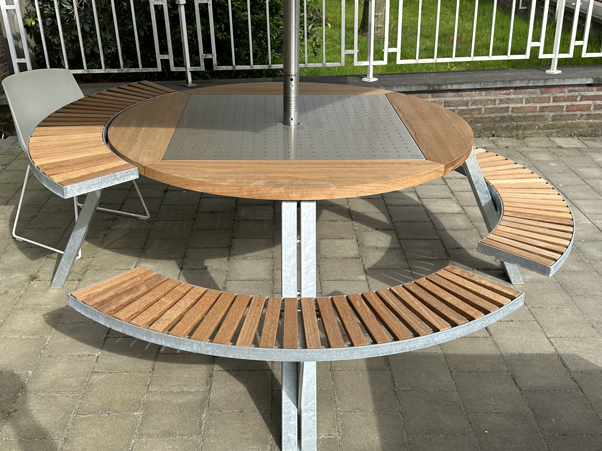 Extremis-Gargantua tafel met parasol Inumbra