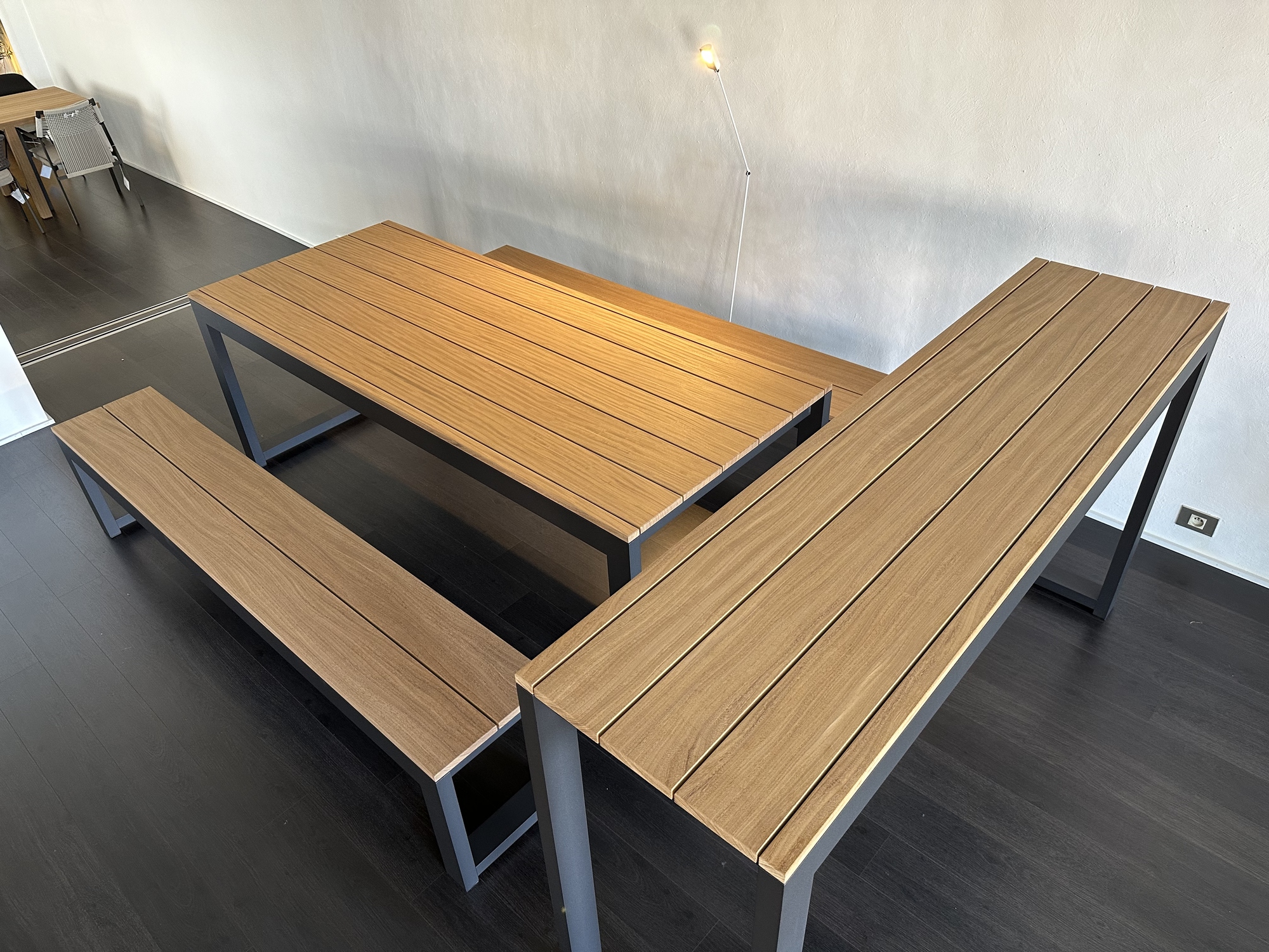 Bastalpe-tafel, bartafel en 2 zitbanken Cubrick afromosia