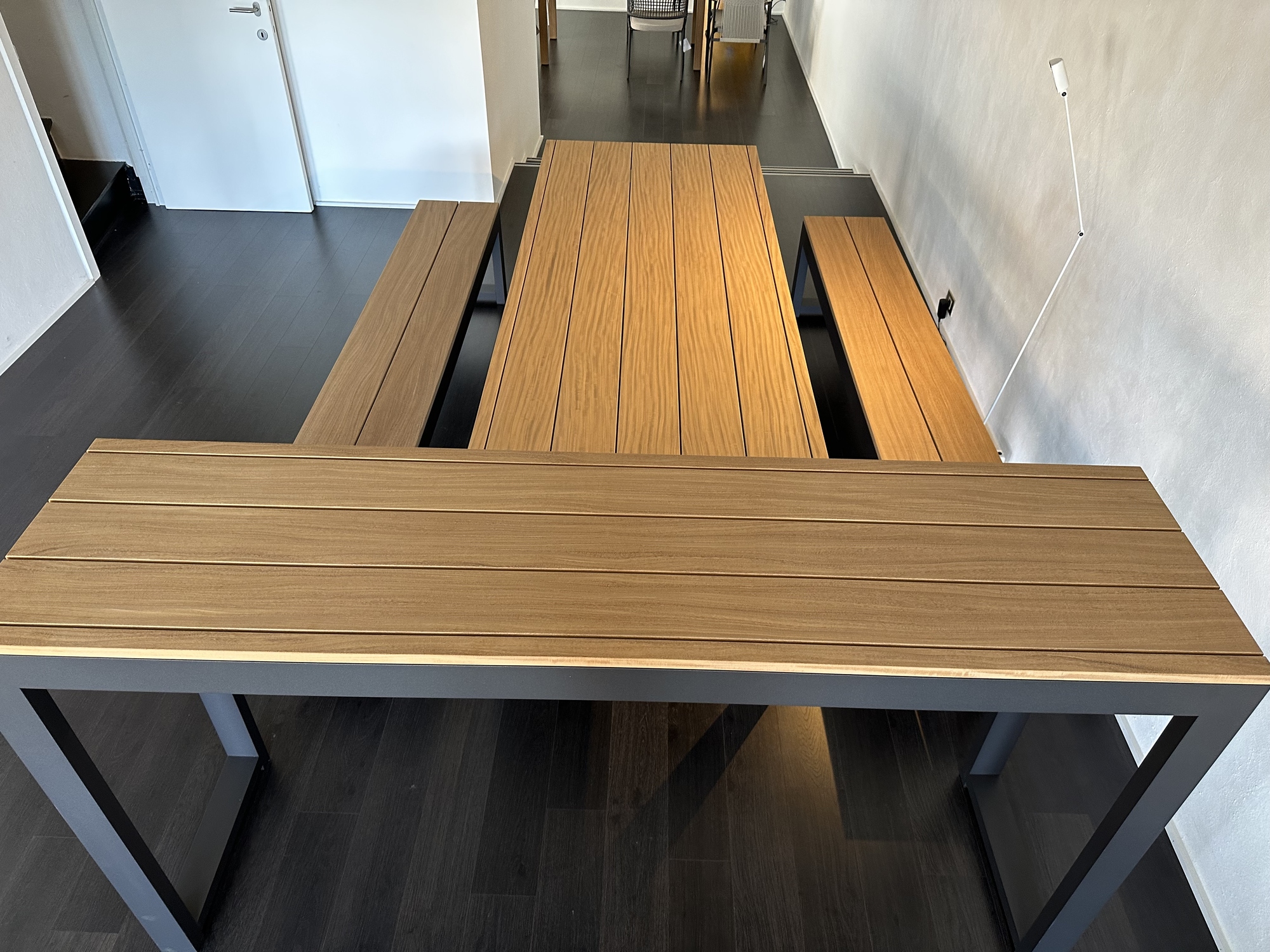 Bastalpe- tafel met 2 zitbanken en bartafel met 4 barkrukken Cubrick