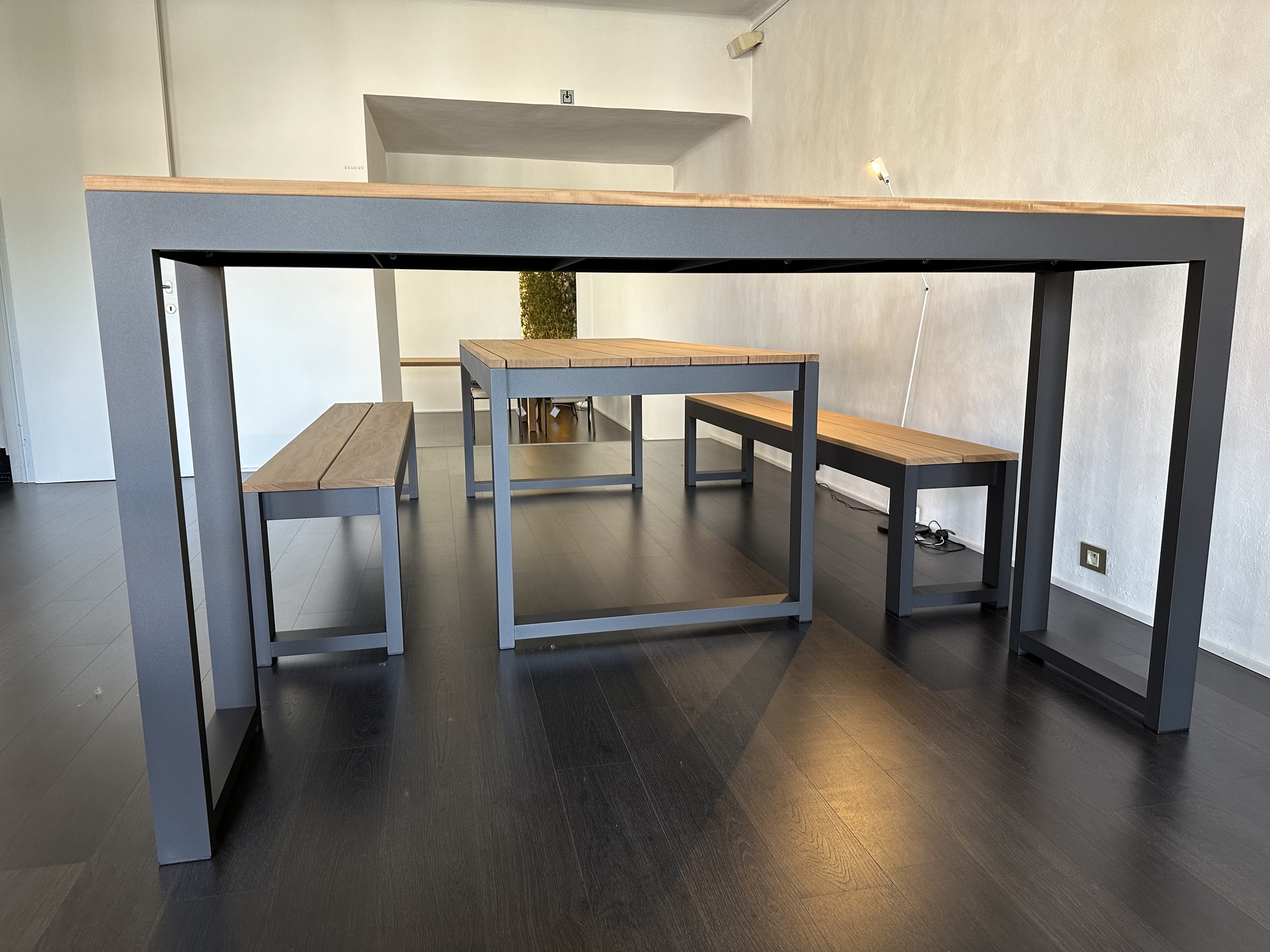 Bastalpe- tafel met 2 zitbanken en bartafel met 4 barkrukken Cubrick