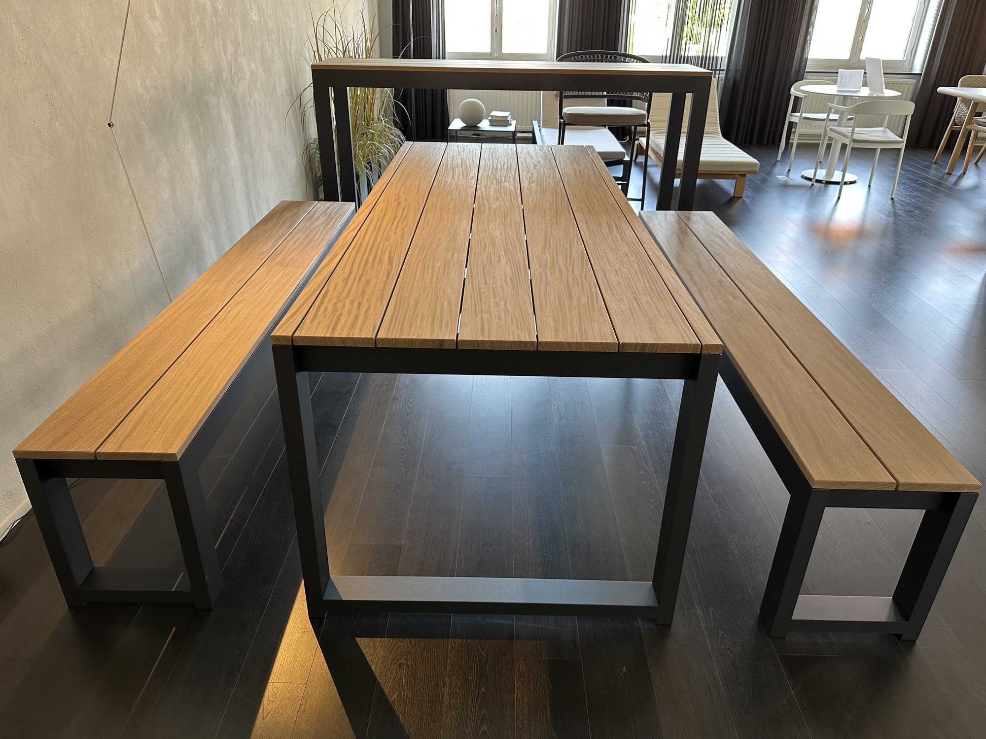 Bastalpe-tafel, bartafel en 2 zitbanken Cubrick afromosia