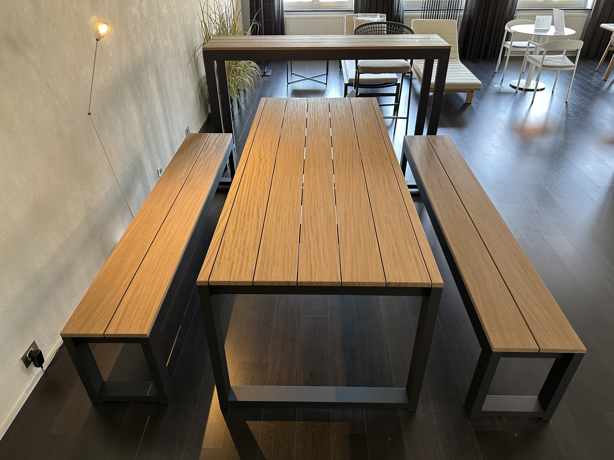 Bastalpe- tafel met 2 zitbanken en bartafel met 4 barkrukken Cubrick
