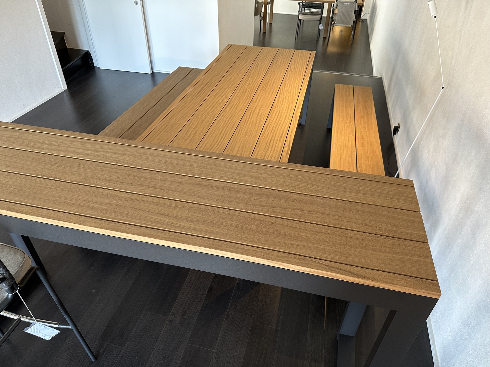 Bastalpe-tafel, bartafel en 2 zitbanken Cubrick afromosia