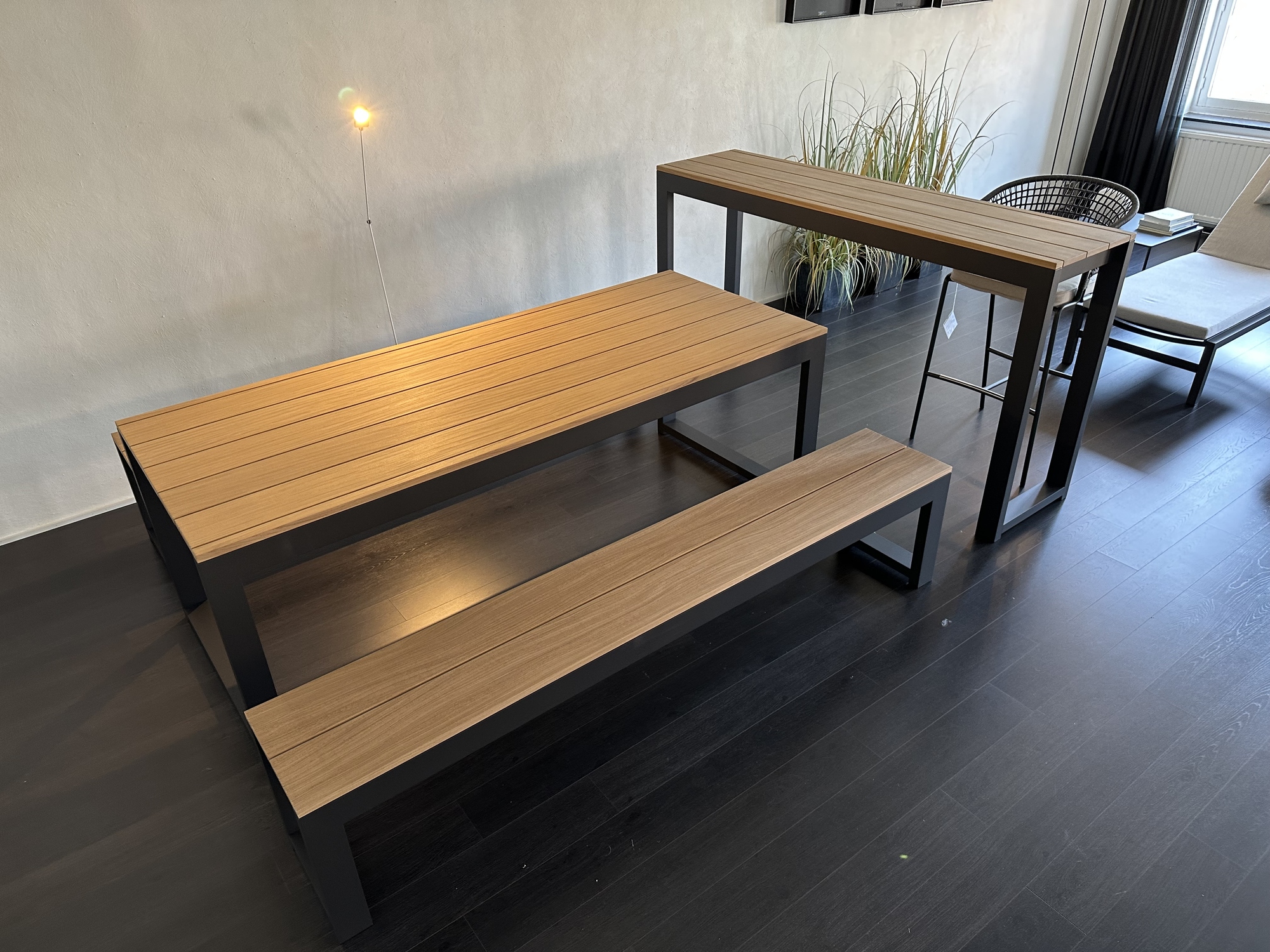 Bastalpe- tafel met 2 zitbanken en bartafel met 4 barkrukken Cubrick