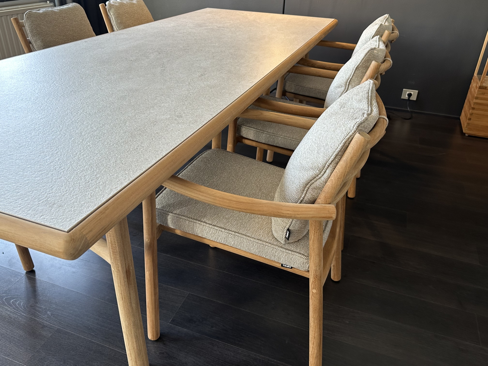 Tribu-Ukiyo eettafel met 6 armstoelen