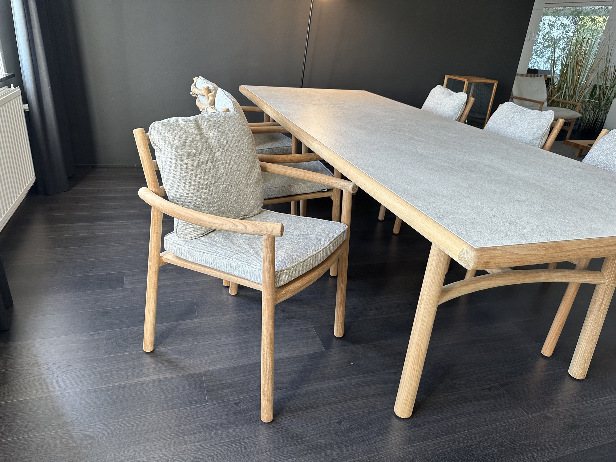 Tribu-Ukiyo eettafel met 6 armstoelen