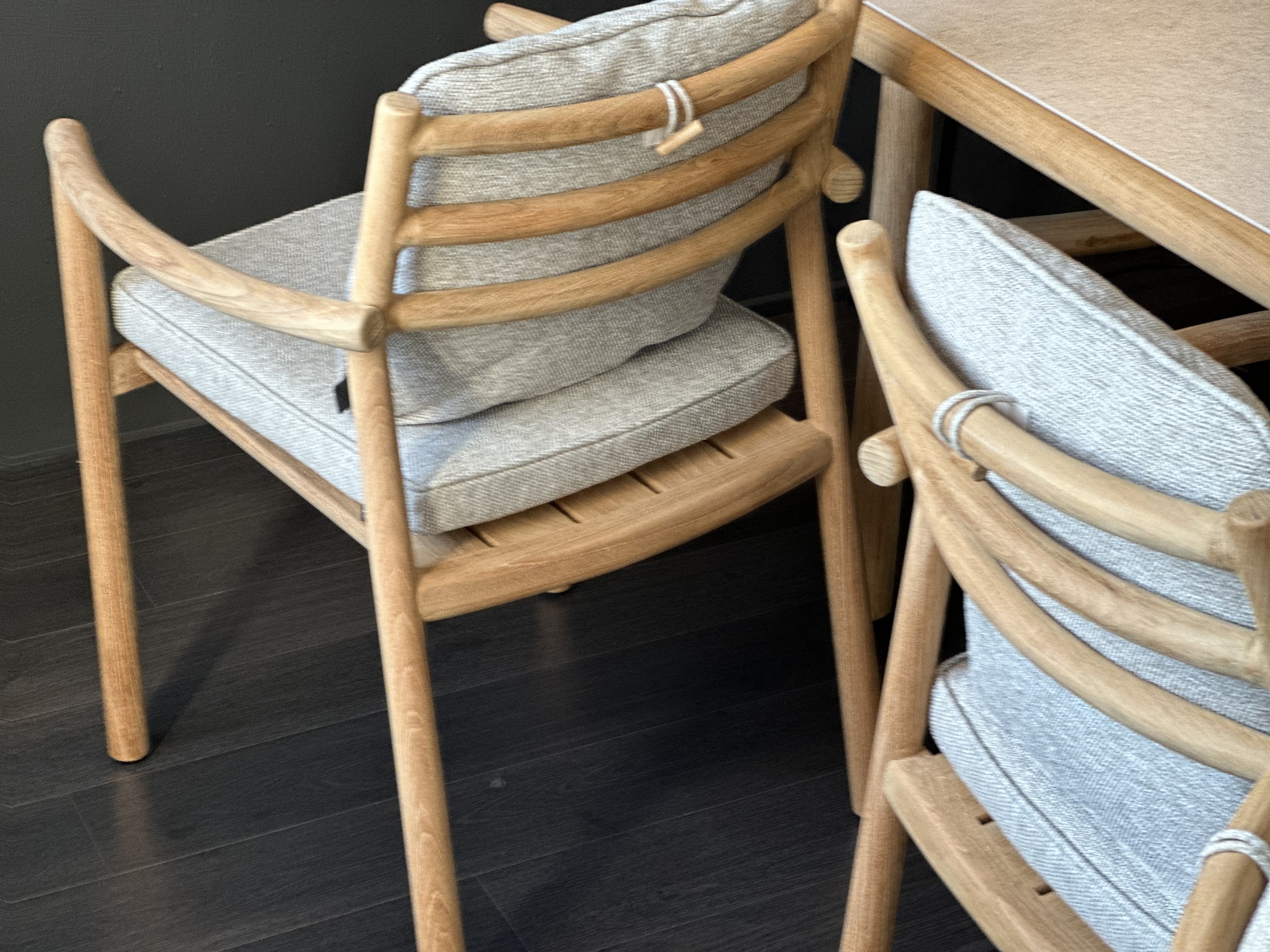 Tribu-Ukiyo eettafel met 6 armstoelen
