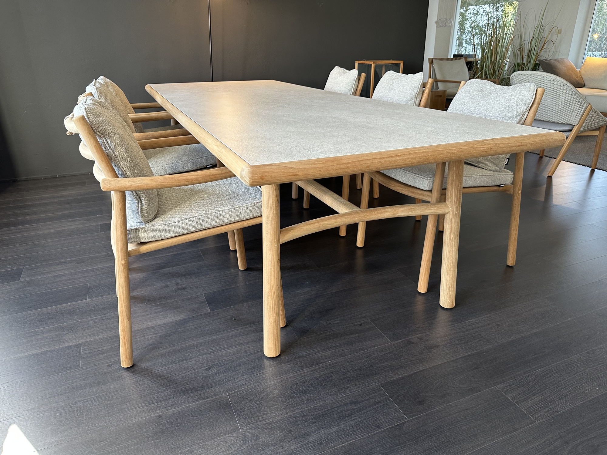 Tribu-Ukiyo eettafel met 6 armstoelen